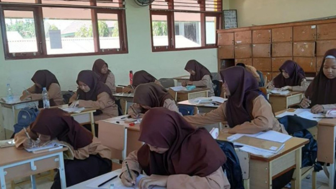 Para siswa mengikuti pembelajaran tatap muka di SMP Negeri 1 Kota Sabang, Aceh