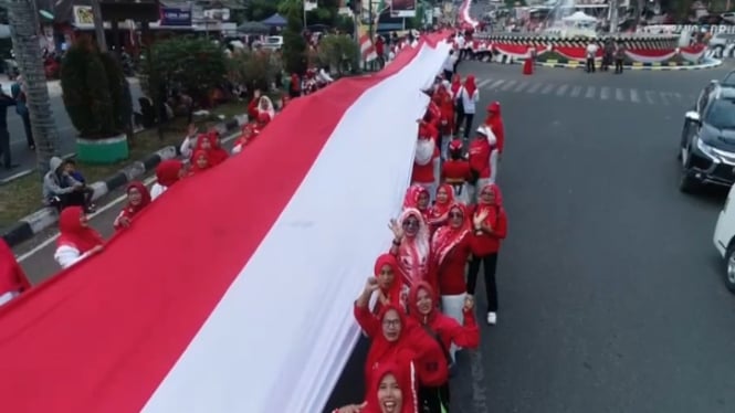 Bendera Merah Putih Panjang Ribuan Meter Berkibar di Kabupaten Bungo, Jambi 