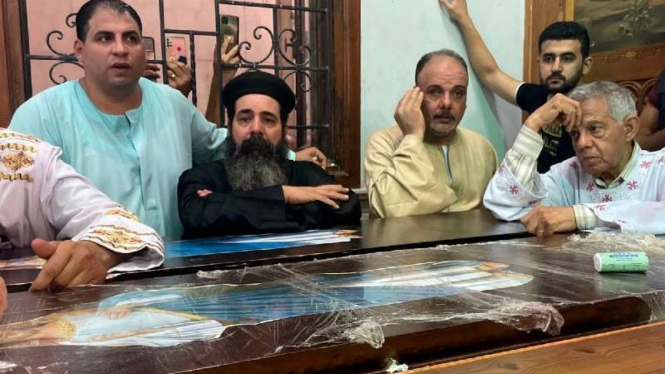 Para pelayat, keluarga di peti jenazah korban tewas kebakaran Gereja Abu Sefein