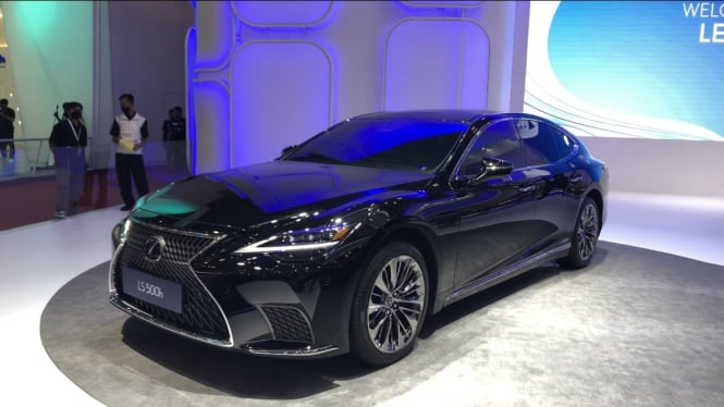 Mobil Lexus LS di GIIAS 2022