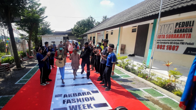 ODGJ bergaya ala Citayam Fashion Week di Solo.