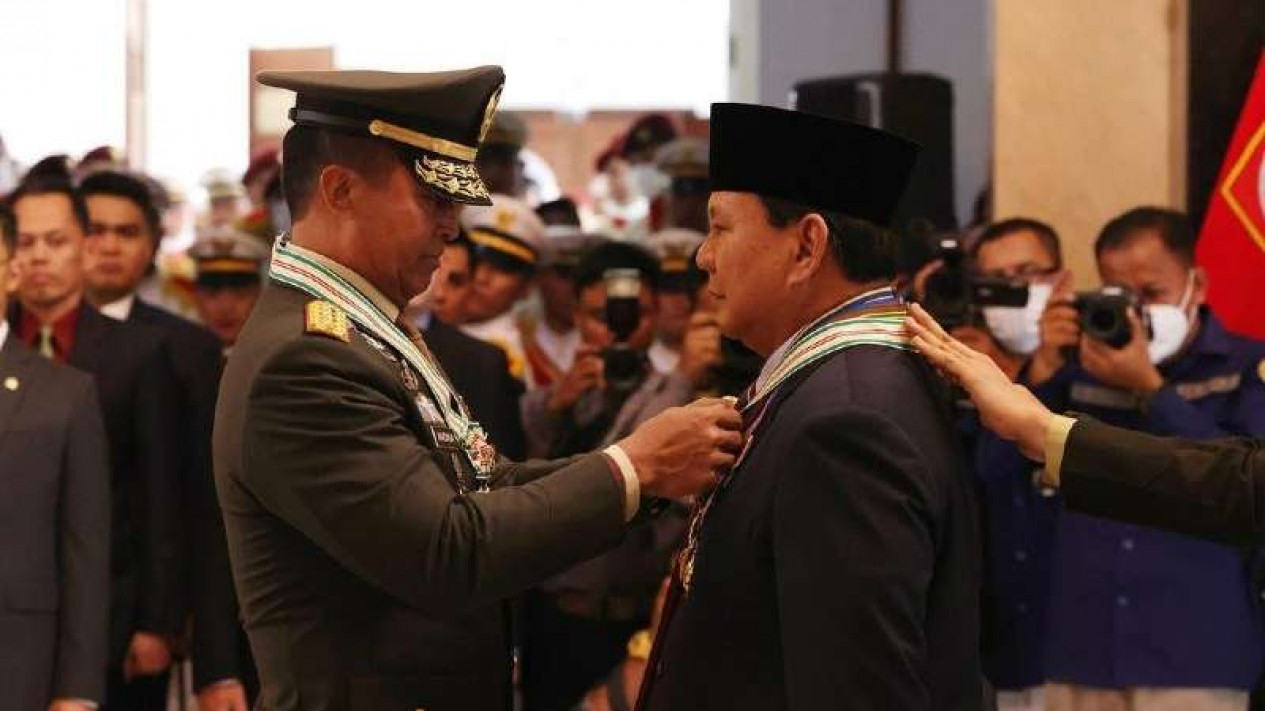 Foto Jenderal Prabowo Subianto Dapat 4 Bintang Kehormatan Dari Jokowi