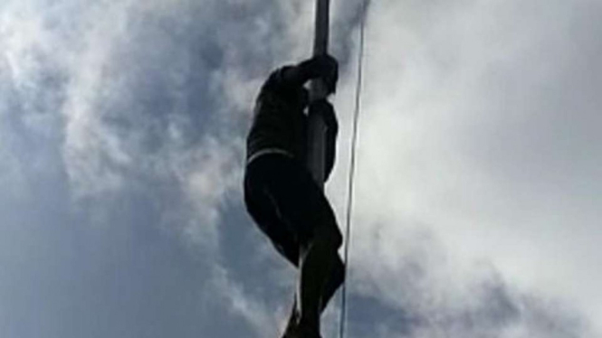 Viral aksi heroik seorang anak di Maros, Sulawesi Selatan, yang memanjat tiang bendera demi menarik tali pengikat bendera Merah Putih yang tersangkut di ujung tiang, Minggu, 14 Agustus 2022.