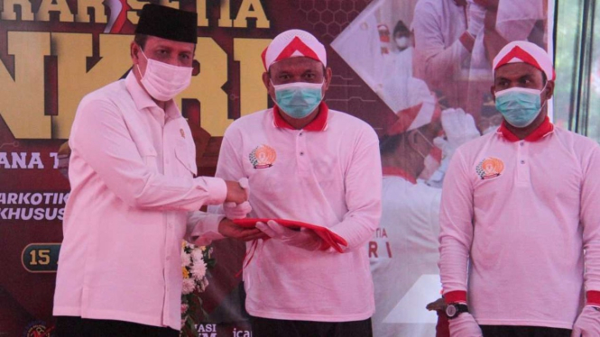 Kepala BNPT Komjen Pol. Boy Rafli Amar menyerahkan bendera merah putih ke napiter.