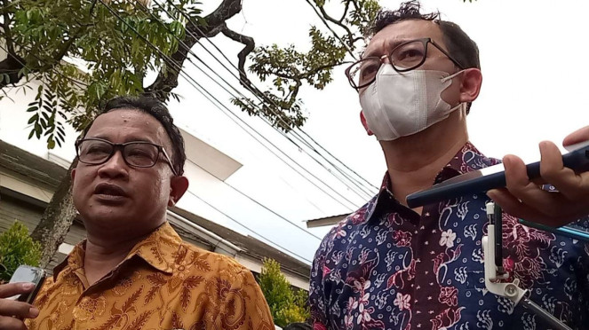 Komisioner Komnas HAM, Choirul Anam (kiri), didampingi rekannya Beka Ulung Hapsara, usai memeriksa lokasi penembakan Brigadir J di rumah dinas mantan kepala Divisi Profesi dan Pengamanan Polri Irjen Pol Ferdy Sambo, Jakarta, Senin, 15 Agustus 2022. Komisioner Komnas HAM, Choirul Anam (kiri), didampingi rekannya Beka Ulung Hapsara, usai memeriksa lokasi penembakan Brigadir J di rumah dinas mantan kepala Divisi Profesi dan Pengamanan Polri Irjen Pol Ferdy Sambo, Jakarta, Senin, 15 Agustus 2022.