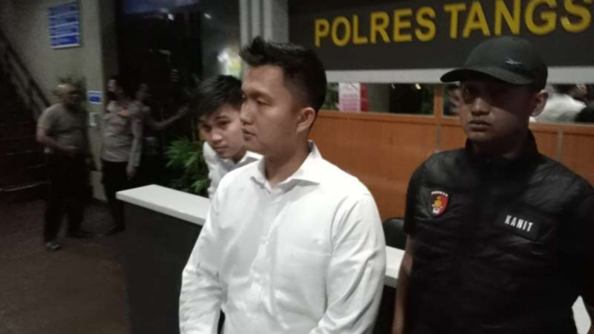 Kasat Reskrim Polres Tangerang Selatan, AKP Aldo Primananda Putra (baju putih)