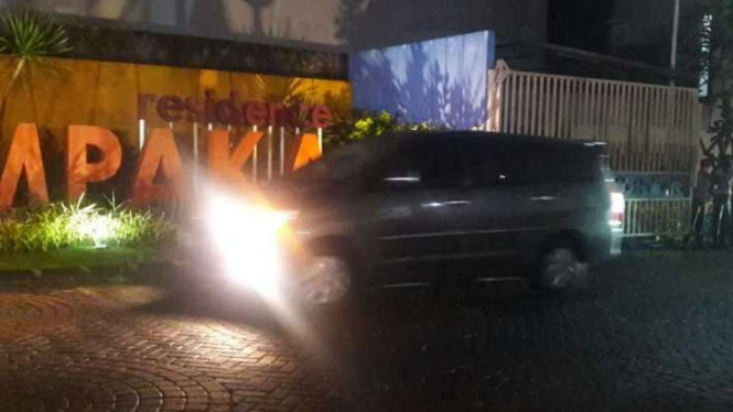 Salah satu mobil Tim Khusus (Timsus) Polri meninggalkan Perumahan Residence Cempaka, Dusun Saragan, Desa Banyurojo, Kecamatan Mertoyudan, Kabupaten Magelang, Jawa Tengah, Senin malam, 15 Agustus 2022.