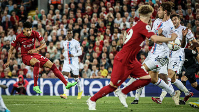 Striker Liverpool, Luis Diaz mencetak gol ke gawang Crystal Palace