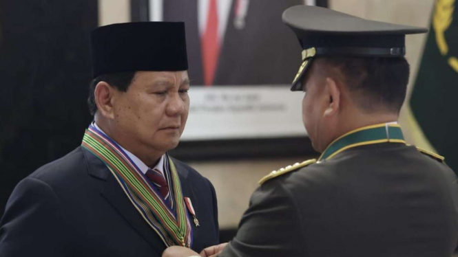 Menhan Prabowo Subianto menerima empat bintang kehormatan utama.