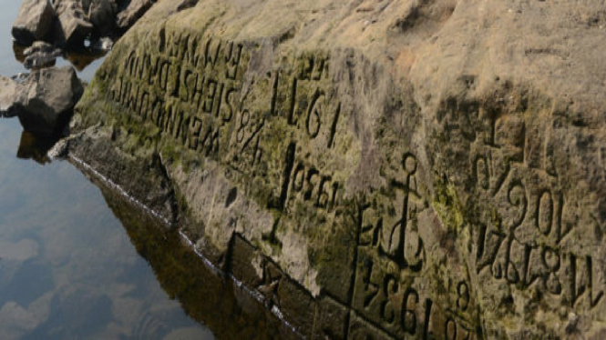 Batu kelaparan di tepi Sungai Elbe di Decin, Republik Ceko.