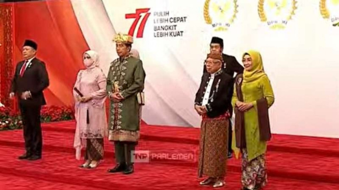Presiden Jokowi dan Wapres Ma'ruf Amin memakai pakaian adat HUT RI ke-77.