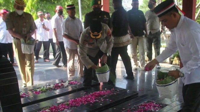 Para eks napiter melakukan tabur bunga di makam pahlawan di Solo dan Sukoharjo.