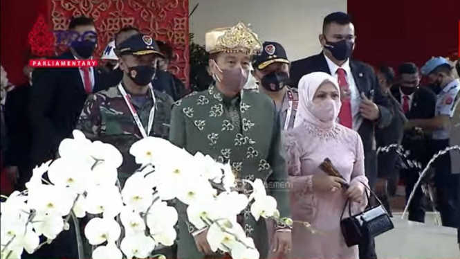 Presiden Jokowi dan Ibu Iriana mengenakan pakaian adat Bangka Belitung