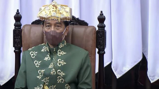 Presiden Jokowi dan Ibu Iriana mengenakan pakaian adat Bangka Belitung