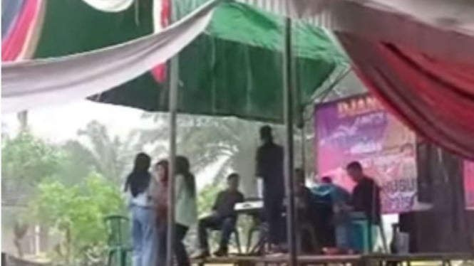 Insiden dangdutan tersambar petir