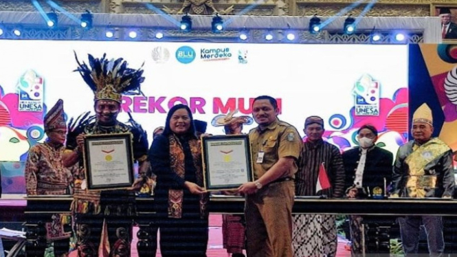 Rektor Unesa Prof Dr Nurhasan, M.Kes (kiri) saat menerima rekor MURI