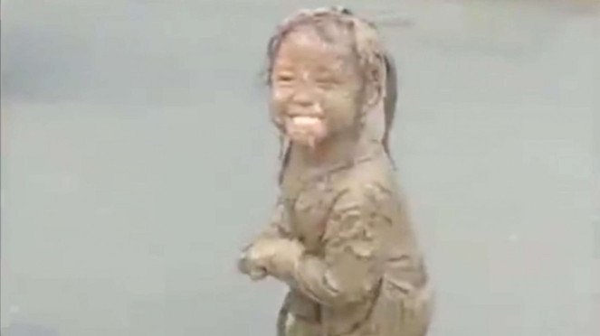 anak kecil bermandikan lumpur