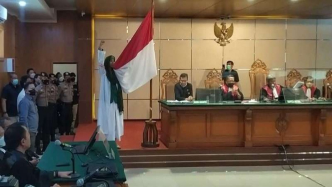 Terdakwa kasus ujaran bohong Habib Bahar Smith mencium bendera Merah Putih