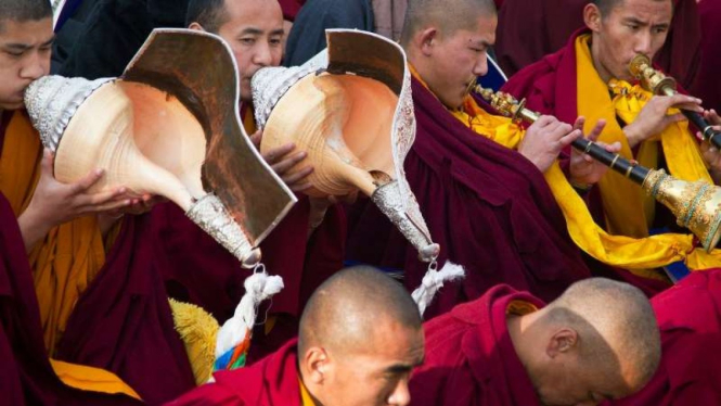 Para biarawan Buddha Tibet merayakan Tahun Baru Losar