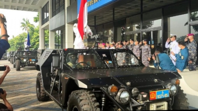 VIVA Militer: Kasal menyerahkan Bendera Merah Putih ke Tim Penyelam TNI AL