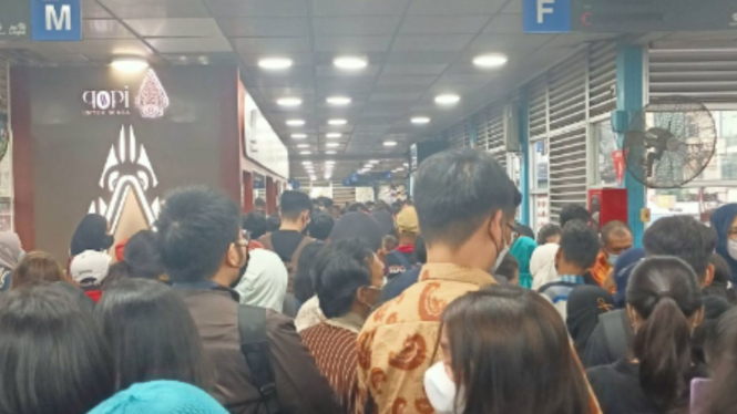 Warganet Ramai-ramai Protes Kedai Kopi di Halte Harmoni