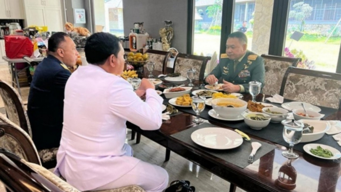 VIVA Militer: 3 Kepala Staf Angkatan TNI nikmati makan siang bersama 