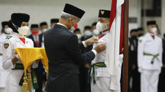 Gubernur Ganjar Pranowo Kukuhkan 35  Anggota Paskibra Jateng
