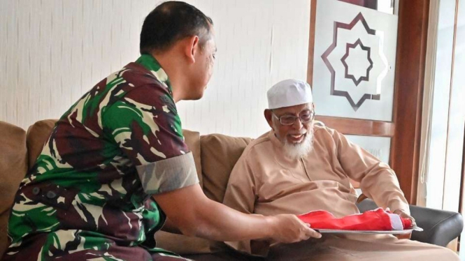 Komandan TNI Korem 074/Warastrataman Kolonel Inf Achiruddin menyerahkan secara simbolis bendera Merah Putih kepada pendiri Pondok Pesantren Al Mukmin, Ngruki, Abu Bakar Baasyir, pada Selasa, 16 Agustus 2022.