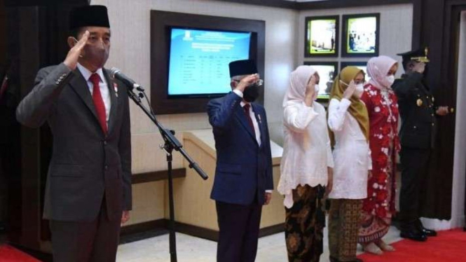 Presiden Joko Widodo memimpin apel kehormatan dan renungan suci di TMP Kalibata.