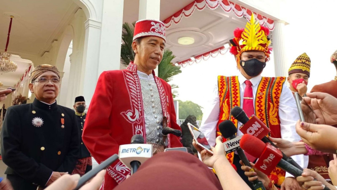 Presiden Joko Widodo memakai pakaian adat Buton dalam upacara HUT ke-77 RI.