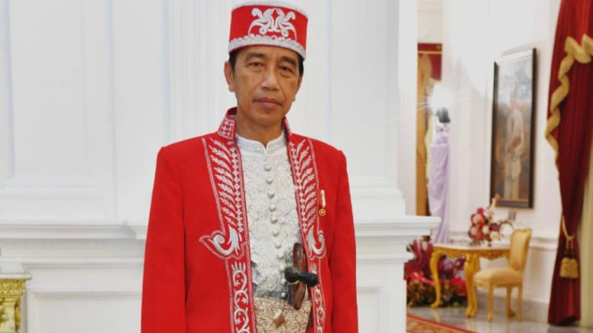 Presiden Joko Widodo mengenakan busana adat  Dolomani dari Buton