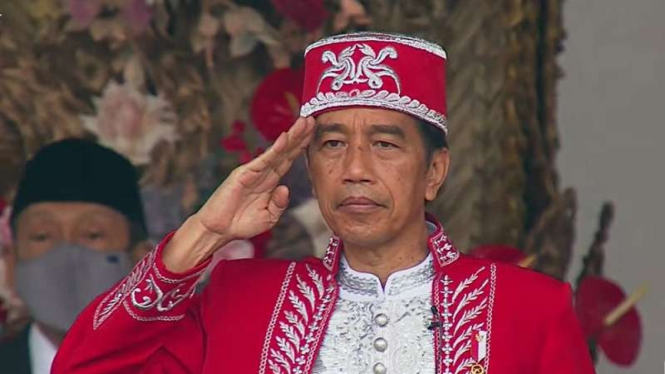 Presiden Jokowi memimpin upaca peringatan HUT TNI ke-77 di Istana Merdeka