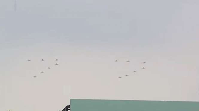 Flypass pesawat tempur F-16 dengan formasi 77 di atas Istana Merdeka