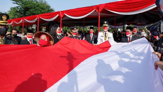 Gubernur Jawa Tengah Ganjar Pranowo membentangkan bendera merah putih