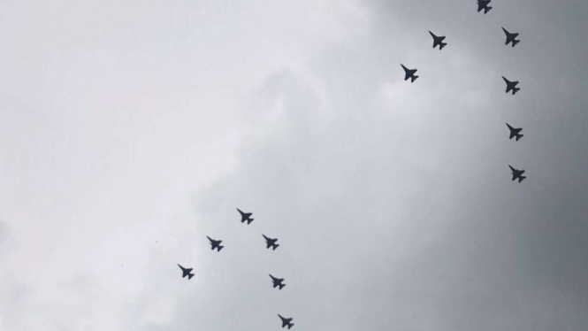 Pesawat tempur F-16 membentuk formasi angka 77 di langit Istana Merdeka.