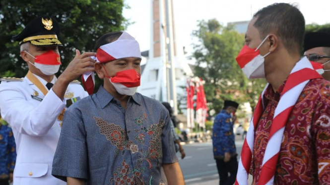 Gubernur Jateng Ganjar Pranowo menyematkan hasduk merah putih ke eks napiter.