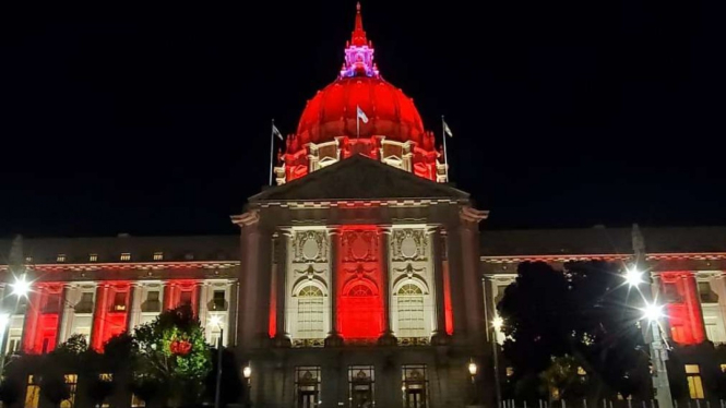 Balaikota San Francisco bercahaya merah putih untuk menghormati HUT ke-77 RI.