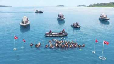 Kibarkan 77 Bendera Merah Putih Di Bawah Laut, TNI AL Cetak Rekor MURI