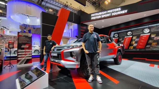 Rifat Sungkar berpose di depan Mitsubishi Triton edisi reli.