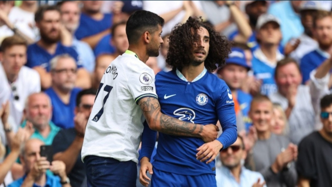 Bek Chelsea, Marc Cucurella, dan pemain Tottenham Hotspur, Cristian Romero. 