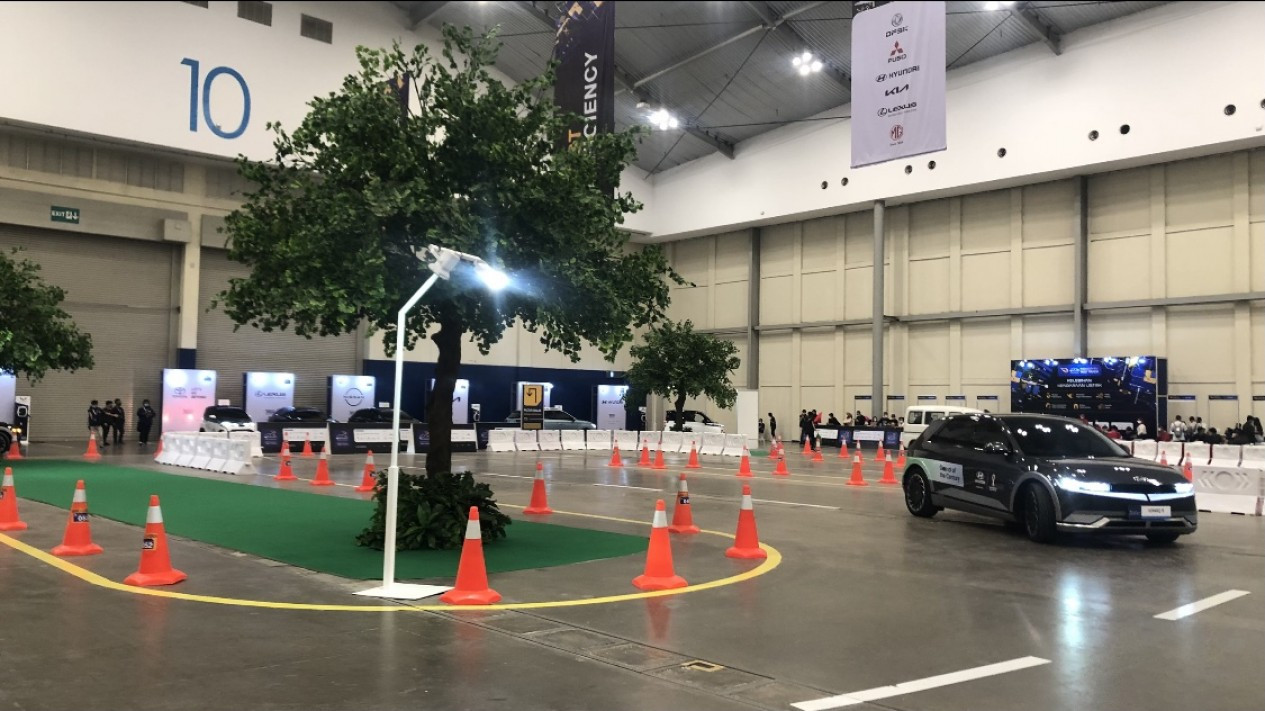 Foto Mobil Listrik Ini Paling Banyak Dicoba Pengunjung GIIAS 2022
