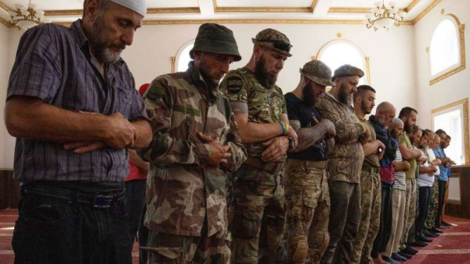 Tentara Ukraina salat berjamaah di Masjid Medina di bagian timur Ukraina