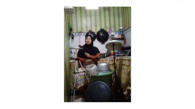 emak-emak main drum dengan perabotan dapur 