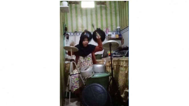 emak-emak main drum dengan perabotan dapur 