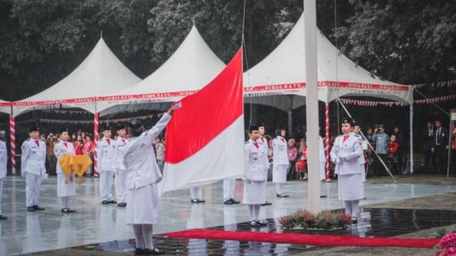 KBRI Den Haag melaksanakan upacara bendera untuk memperingati HUT ke-77 RI di halaman Sekolah Indonesia Den Haag (SIDH), Wassenaar, pada Rabu (17/8/2022). 