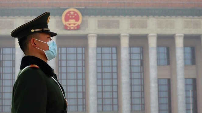 Un soldado hace guardia frente al Gran Salón del Pueblo, Beijing, China.