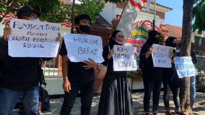 Massa Aliansi Kota Santri Lawan Kakerasan Seksual di PN Surabaya.