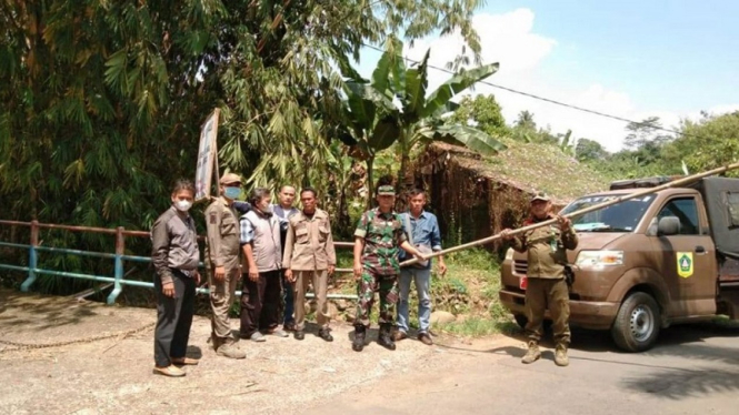 Satpol PP dibantu TNI-Polri membongkar portal jalur alternatif Puncak Bogor