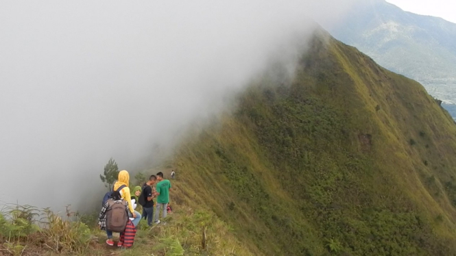Gunung Andong, salah satu gunung yang bisa dijangkau lewat Kota Salatiga.
