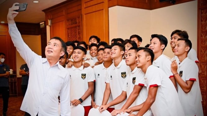 Pemberian bonus dari Presiden Jokowi kepada Indonesia U-16